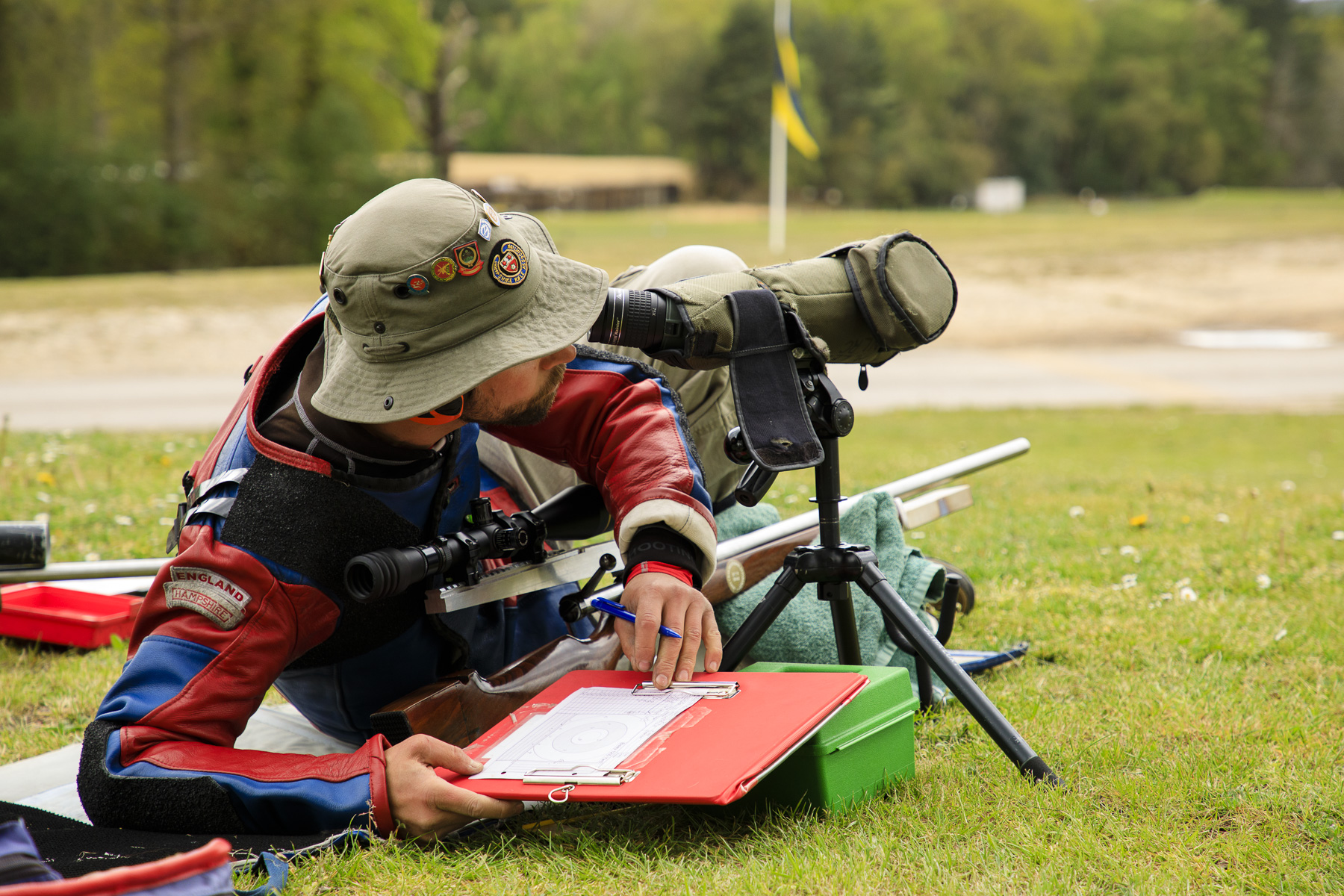 Backgunner checking on his shot